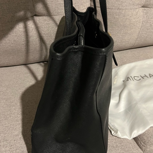 Authentic Michael Kors cross grain leather tote bag. - Picture 5 of 8